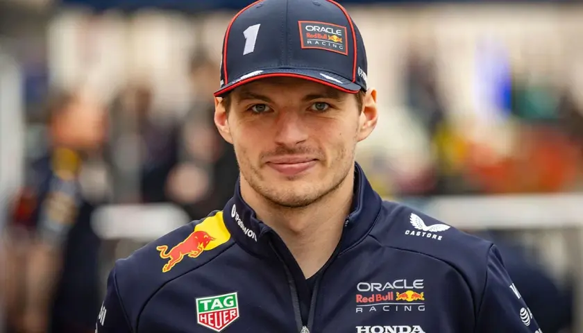 Max Verstappen trägt eine Kappe mit der Nummer 1 und die Red Bull Racing Jacke. Er ist ein Beispiel dafür, wie viel ein Formel 1 Fahrer verdienen kann.