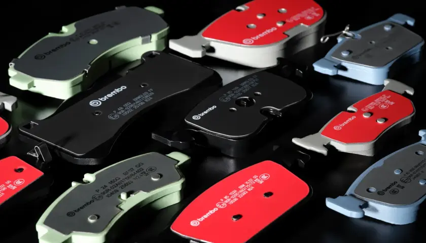 Brembo Bremsbeläge in verschiedenen Farben und Ausführungen, die das Bremsbelag Material zeigen.