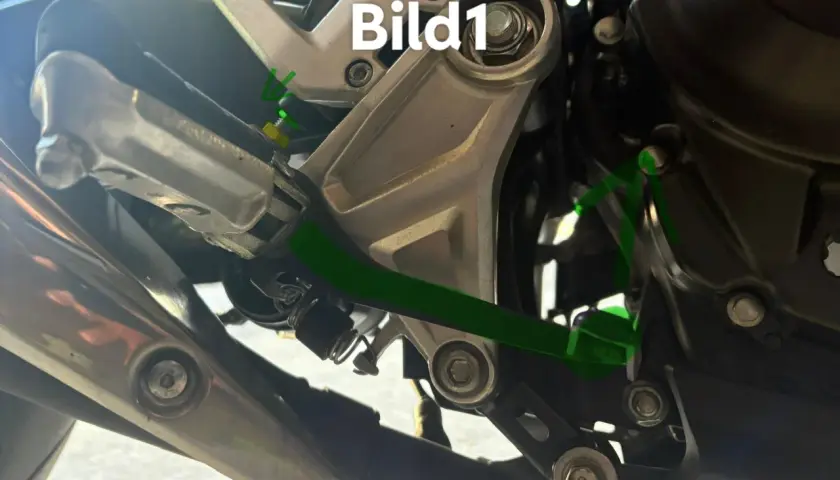 Motorrad-Fußraste mit Feder und Bolzen, die für eine schnellere Bremsreaktion sorgen.
