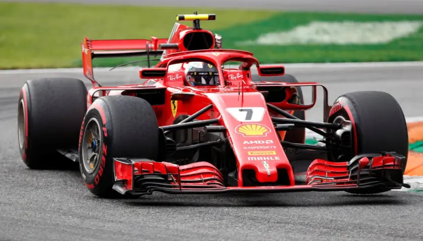 Roter Ferrari mit Startnummer 7 auf der Strecke in Monza während des F1 Qualifyings.