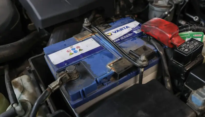 Eine defekte Autobatterie kann sich durch viele Symptome bemerkbar machen. Hier ist eine Varta-Autobatterie im Motorraum zu sehen.
