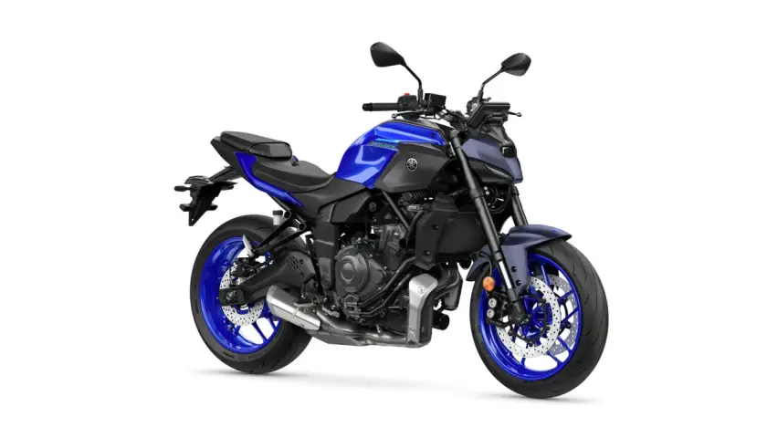 Blau-dunkelgraue Yamaha MT-07 mit sportlichem Design. Das geringe MT-07 Gewicht macht sie agil.