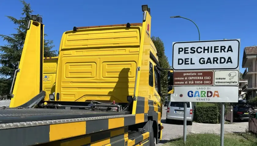 Gelbes Abschleppfahrzeug in Peschiera del Garda. ADAC Plus Abschleppen nach Hause ist gesichert.