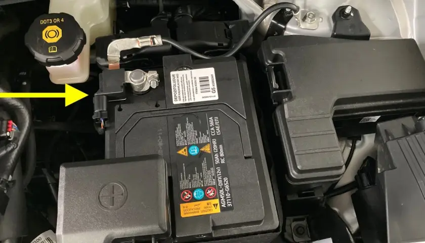 Hyundai i10 Batterie mit gelbem Pfeil, der auf den Anschluss zeigt.