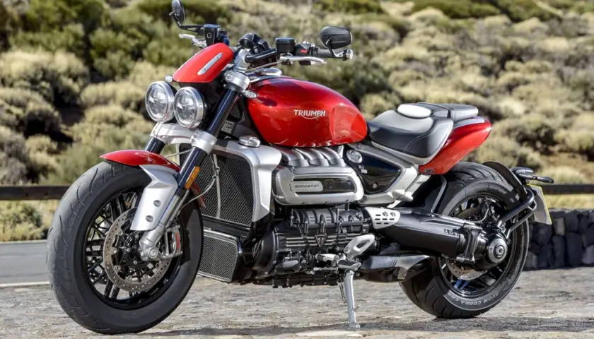 Rote Triumph Rocket 3 mit markantem Motor. Keine Krankheiten, nur pure Kraft.