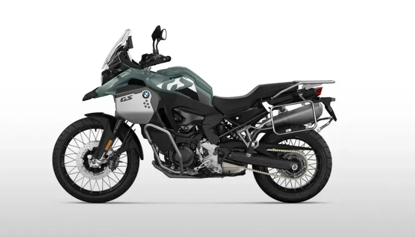 BMW GS 900 Adventure-Motorrad in Grau mit Gepäcksystem, bereit für jedes Abenteuer.