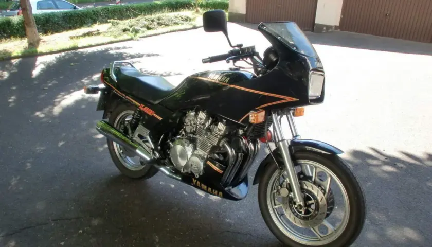 Schwarze Yamaha XJ 900 mit orangefarbenen Streifen. Bekannte Yamaha XJ 900 Schwachstellen sind hier nicht sichtbar.