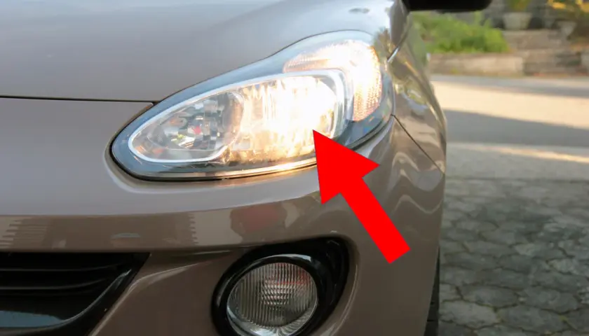 Roter Pfeil zeigt auf das Abblendlicht des Opel Adam. Hier erfahren Sie, wie Sie das Abblendlicht wechseln.