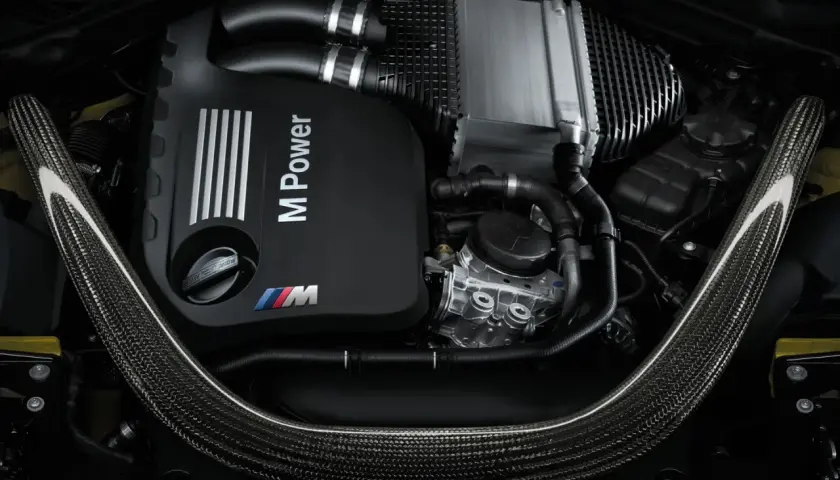 BMW M4 S55 Motor mit Carbon-Strebe und Ladeluftkühler.