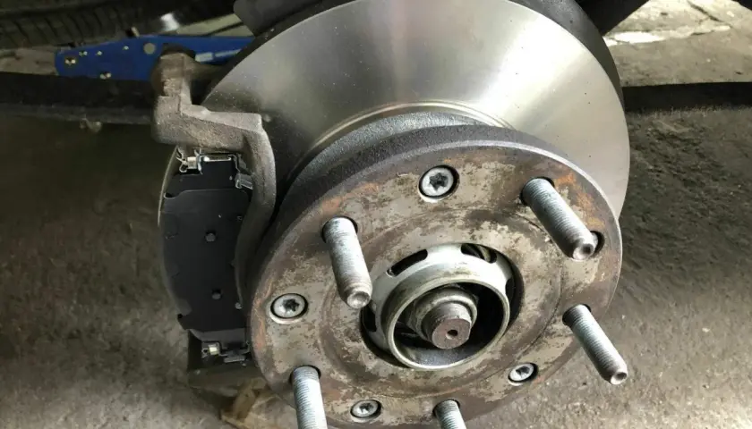 Neue Bremsen für den Ford Transit hinten: Bremsscheiben und Beläge sind montiert.