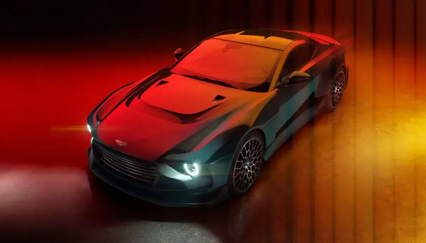 Der Aston Martin Valour, ein Meisterwerk der Ingenieurskunst, glänzt in einem dramatischen Lichtspiel aus Rot und Gelb.