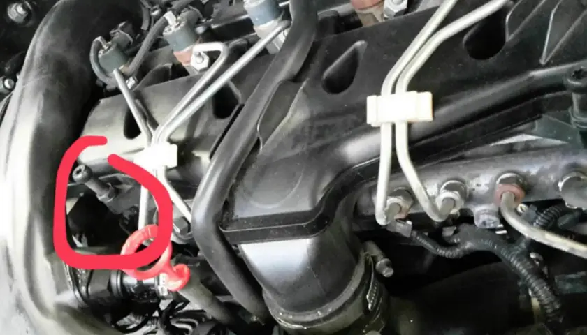 Volvo XC60 Motorsystem: Wartung erforderlich. Roter Kreis markiert eine Komponente, die Aufmerksamkeit benötigt.