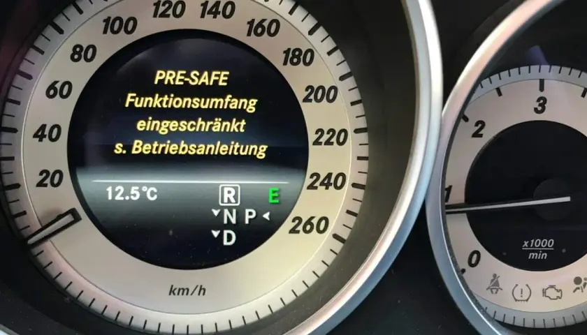 PRE-SAFE Funktionsumfang eingeschränkt. Die Fahrdynamikregelung (ESC) ist möglicherweise beeinträchtigt. Siehe Betriebsanleitung.