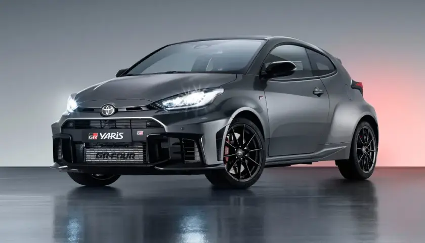 Sportlicher Toyota Yaris GR FOUR in Grau, mit aggressiver Front und leistungsstarken Scheinwerfern.