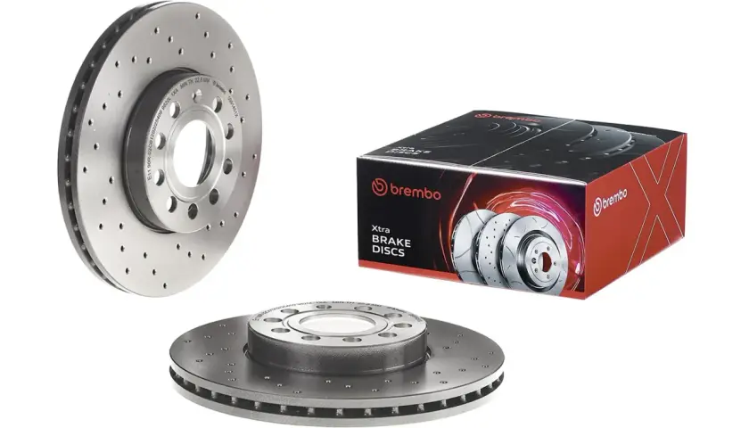 Zwei Brembo Bremsscheiben, eine im Vordergrund, eine daneben, und eine Verpackung mit dem Schriftzug "brembo Xtra BRAKE DISCS". Qualität, die man spürt, ob Brembo oder ATE.