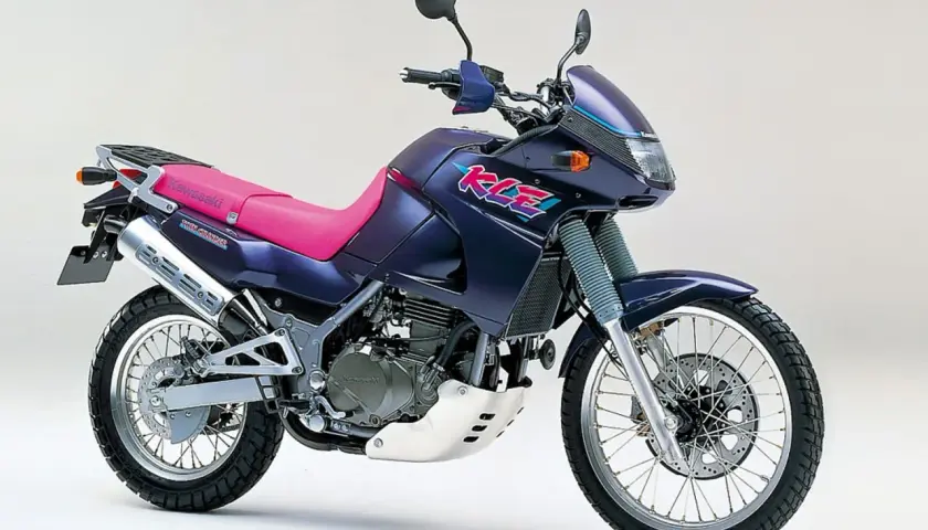 Dunkelblaue Kawasaki KLE 500 mit pinkem Sitz und auffälligem Schriftzug. Bereit für Abenteuer.