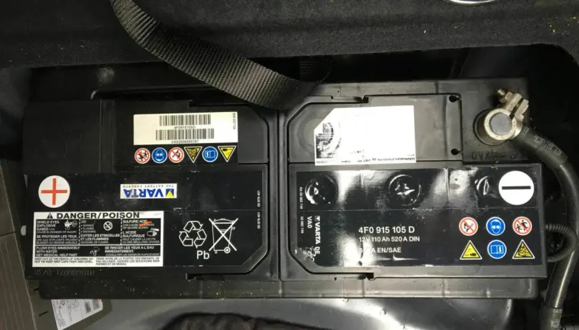 Zwei Varta Autobatterien im Kofferraum eines Audi A6 4F.