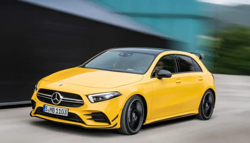 Gelber Mercedes-AMG A35 mit sportlichem Heckspoiler in Bewegung. Technische Daten des A35 AMG sind hier nicht ersichtlich.