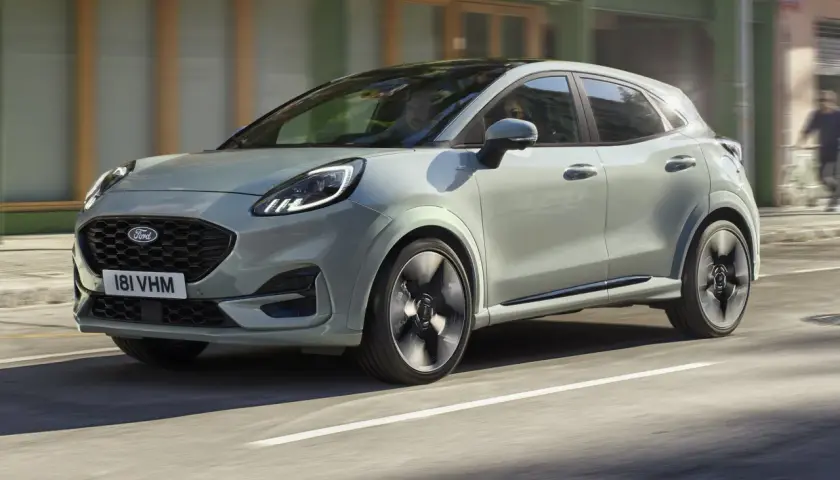 Ford Puma im Test: Ein stilvoller SUV, der sich dynamisch durch die Stadt bewegt.