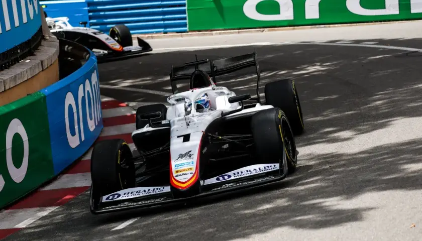 Formel-1-Auto mit Startnummer 7 kämpft im Qualifying in Monaco um jede Zehntelsekunde.