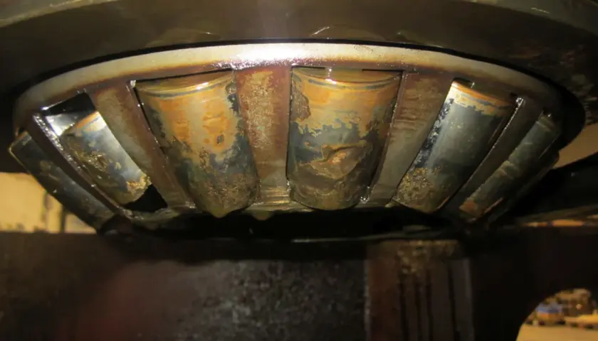 Beschädigtes Getriebelager mit Rost und Abnutzung. Mögliche getriebelager defekt symptome sind Geräusche und Vibrationen.