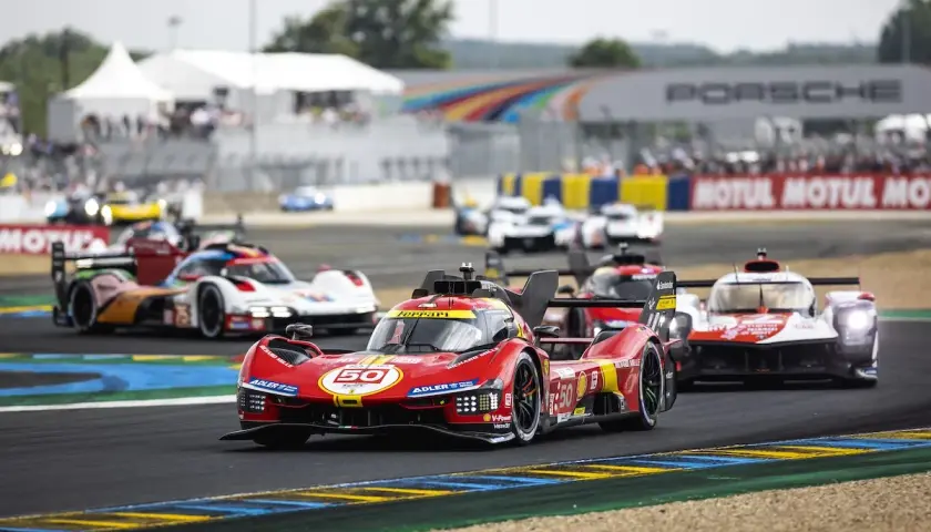 Rennwagen auf einer Rennstrecke, Ferrari mit der Startnummer 50 im Vordergrund.