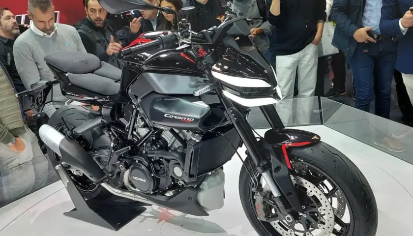 Die schwarze Moto Morini Corsaro mit ihrem markanten LED-Scheinwerfer zieht die Blicke auf sich.