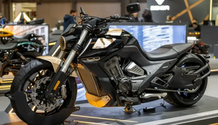 Ein schwarzes China Motorrad mit goldenen Akzenten, Modell LFC 700, steht auf einer Messe.
