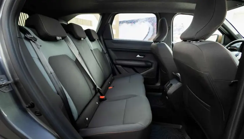 Der Dacia Bigster Innenraum bietet bequeme Rücksitze mit Stoff- und Lederakzenten. Perfekt für Familienausflüge.
