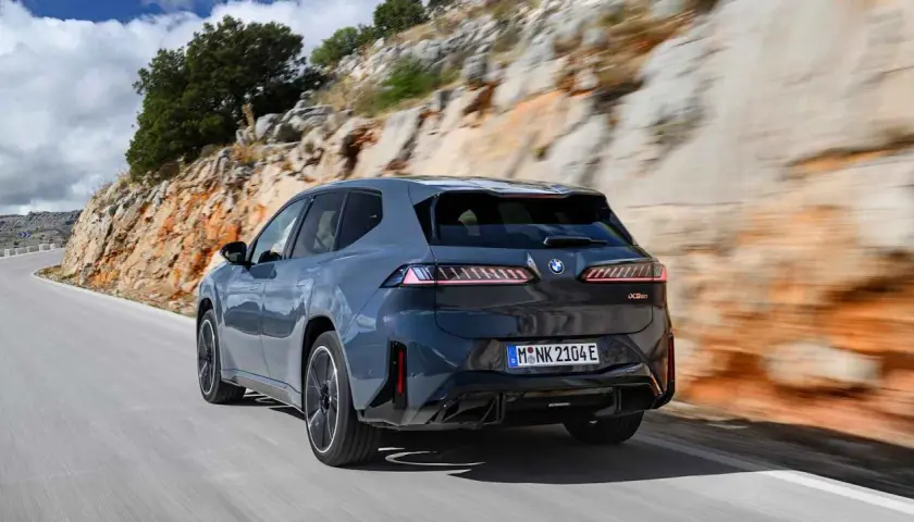 BMW iX3 auf kurviger Straße, bereit für den Reichweite Test.