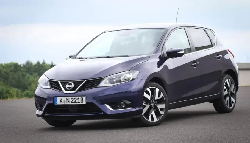 Dunkelblauer Nissan Pulsar 1.6 DIG-T mit Turbomotor, von vorne links fotografiert.