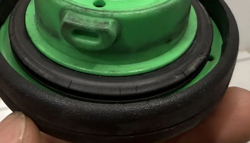 Grüner Tankdeckel mit schwarzem, rissigem Dichtungsring, passend für VW p0441.