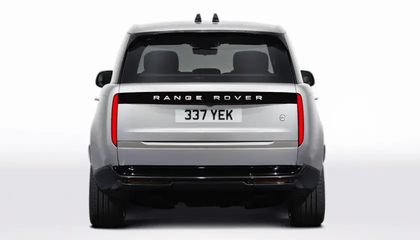 Der teuerste Range Rover, ein silberner SV, steht vor einem weißen Hintergrund.