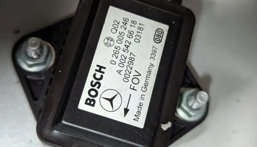 Bosch-Sensor für Mercedes, Teilenummer A 002 542 66 18, oft als p0685 mercedes bezeichnet, mit Pfeil und Made in Germany.