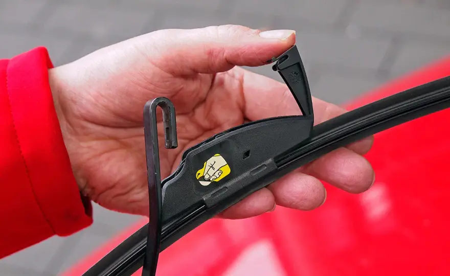 Toyota Yaris Scheibenwischer wechseln – So geht's richtig!