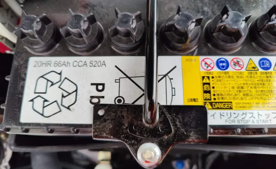 Mitsubishi Space Star Batterie wechseln - So geht's richtig