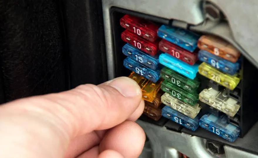 Sicherung im Auto prüfen - Defekte erkennen und Fehler finden