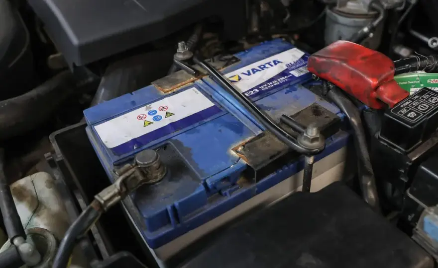 Schwache Autobatterie - Symptome erkennen & richtig handeln