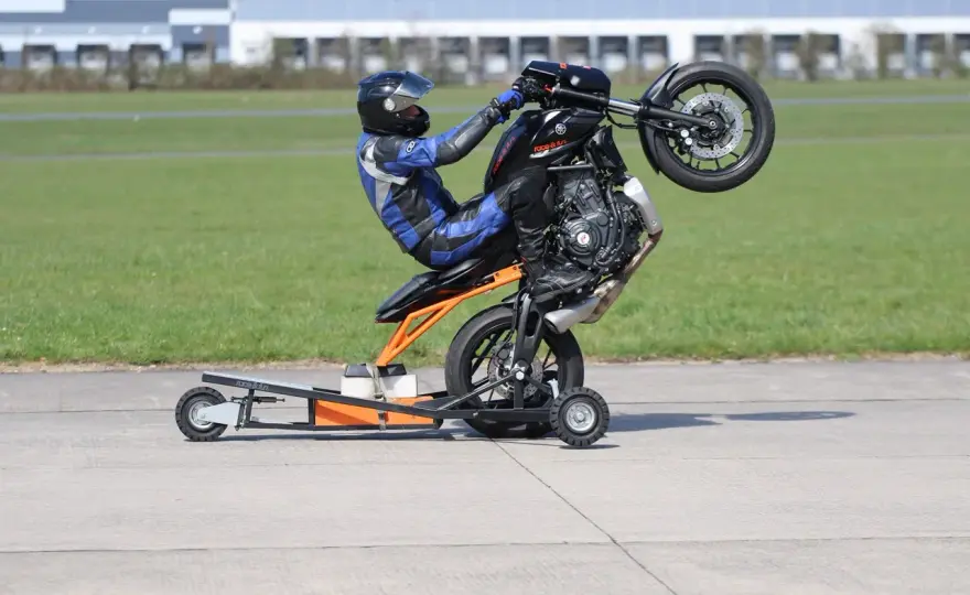 Motorrad Wheelie - Technik, Sicherheit & Training verstehen