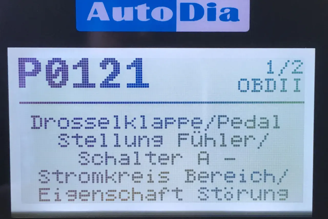 Fehlercode P0121 auf einem Diagnosegerät: Drosselklappe/Pedal Stellung Fühler/Schalter A - Stromkreis Bereich/Eigenschaft Störung.