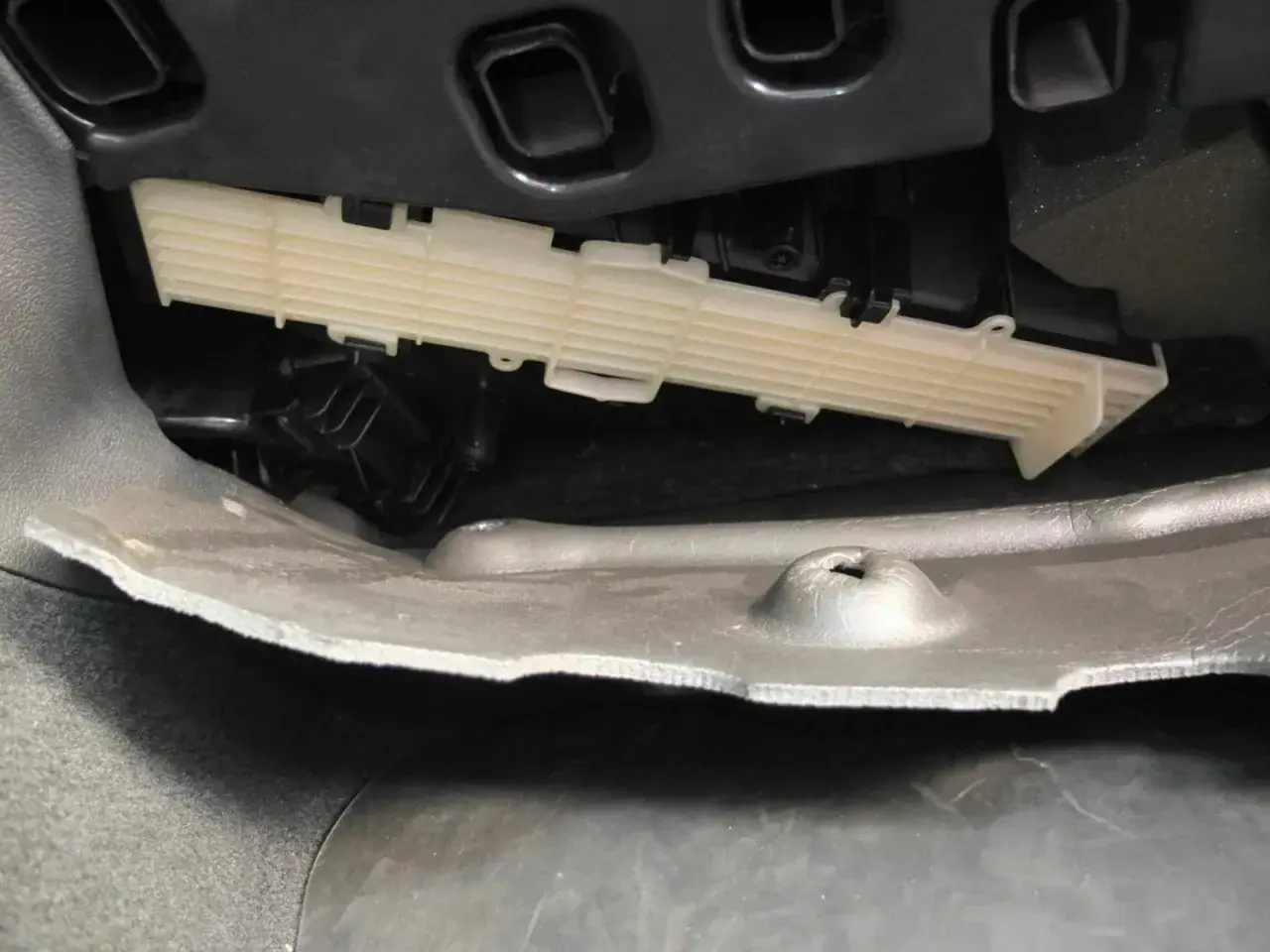 Audi A4 B8: Innenraumfilter ausbauen.