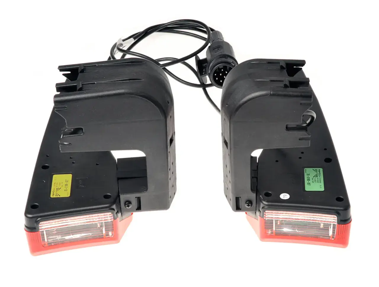 Zwei schwarze Rückleuchten mit Kabel und Stecker auf weißem Hintergrund.