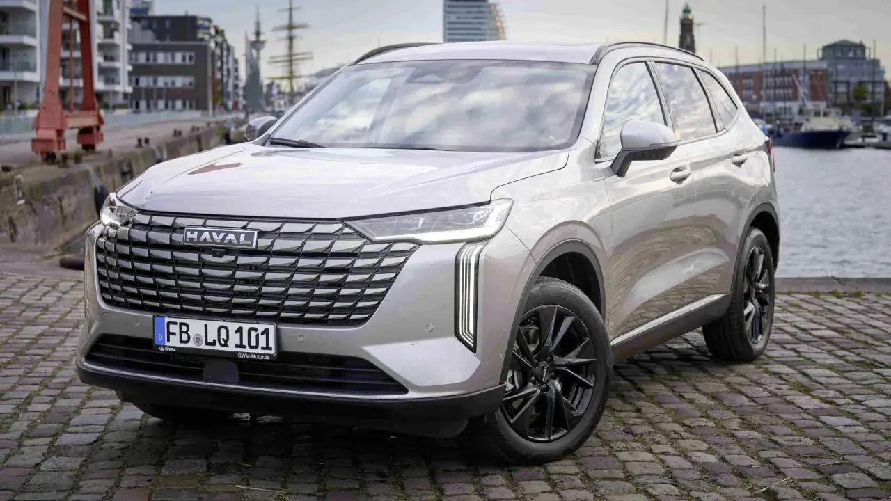 Silberner Haval SUV mit markantem Kühlergrill und LED-Lichtern, bereit für eine Fahrt entlang der Küste. Ein toller Vertreter der Great Wall Motor.