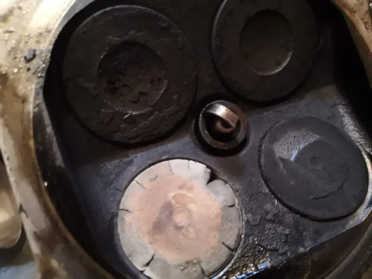 Ventilteller eines p0303 vw Motors, stark verrußt und mit Ablagerungen.