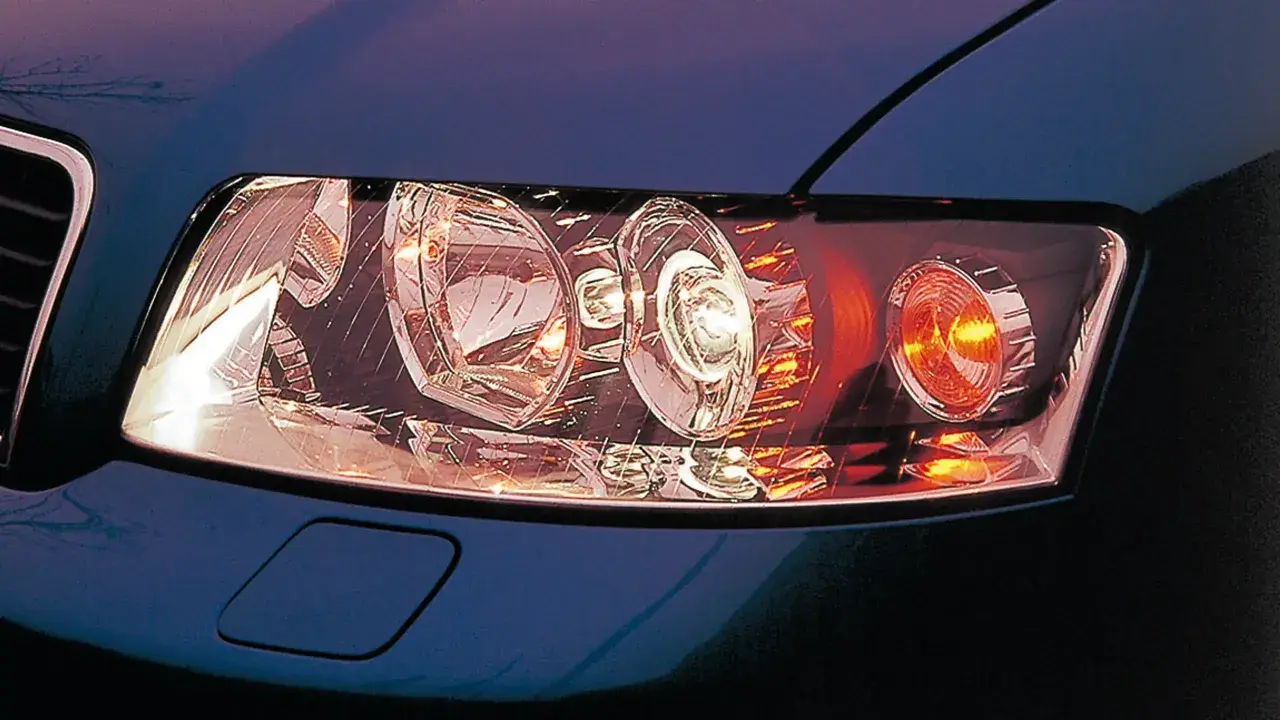 Nahaufnahme eines Autoscheinwerfers, der für das scheinwerfer einstellen bereit ist.