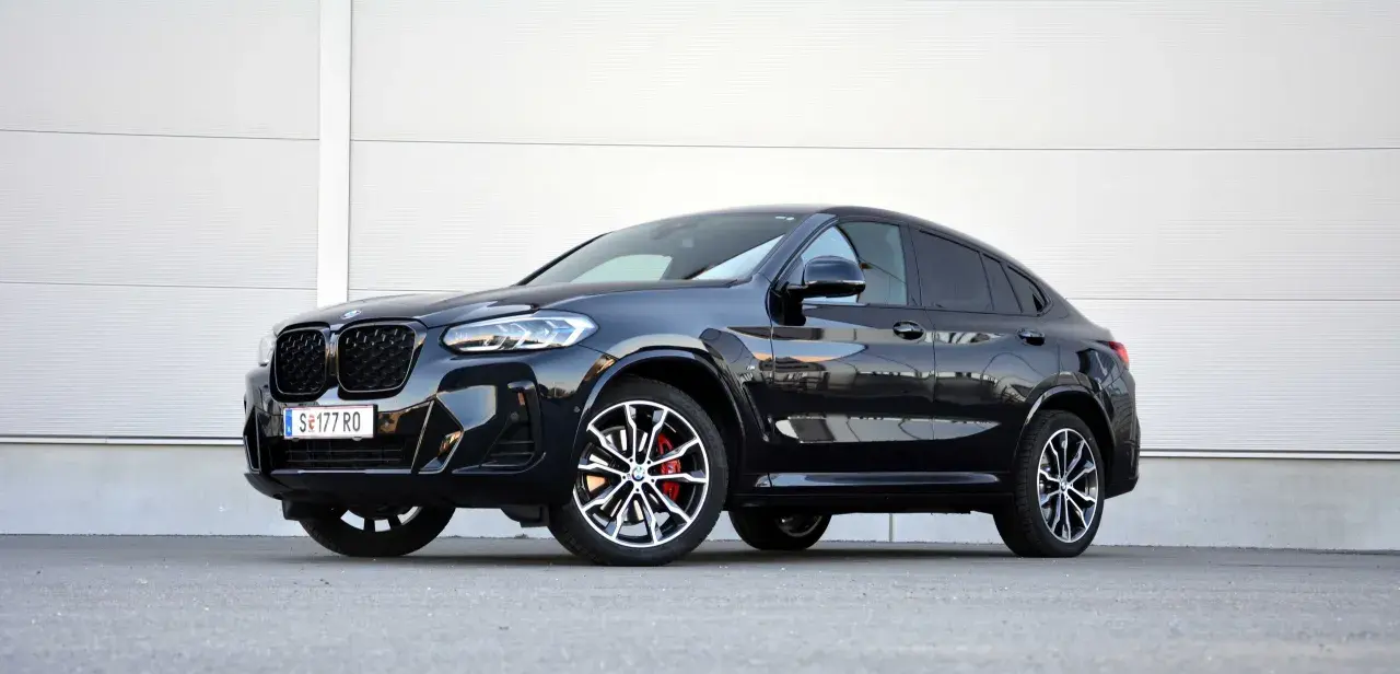 Schwarzer BMW X4 30d Coupé mit sportlichen Felgen und roten Bremssätteln. Technische Daten im Blick.