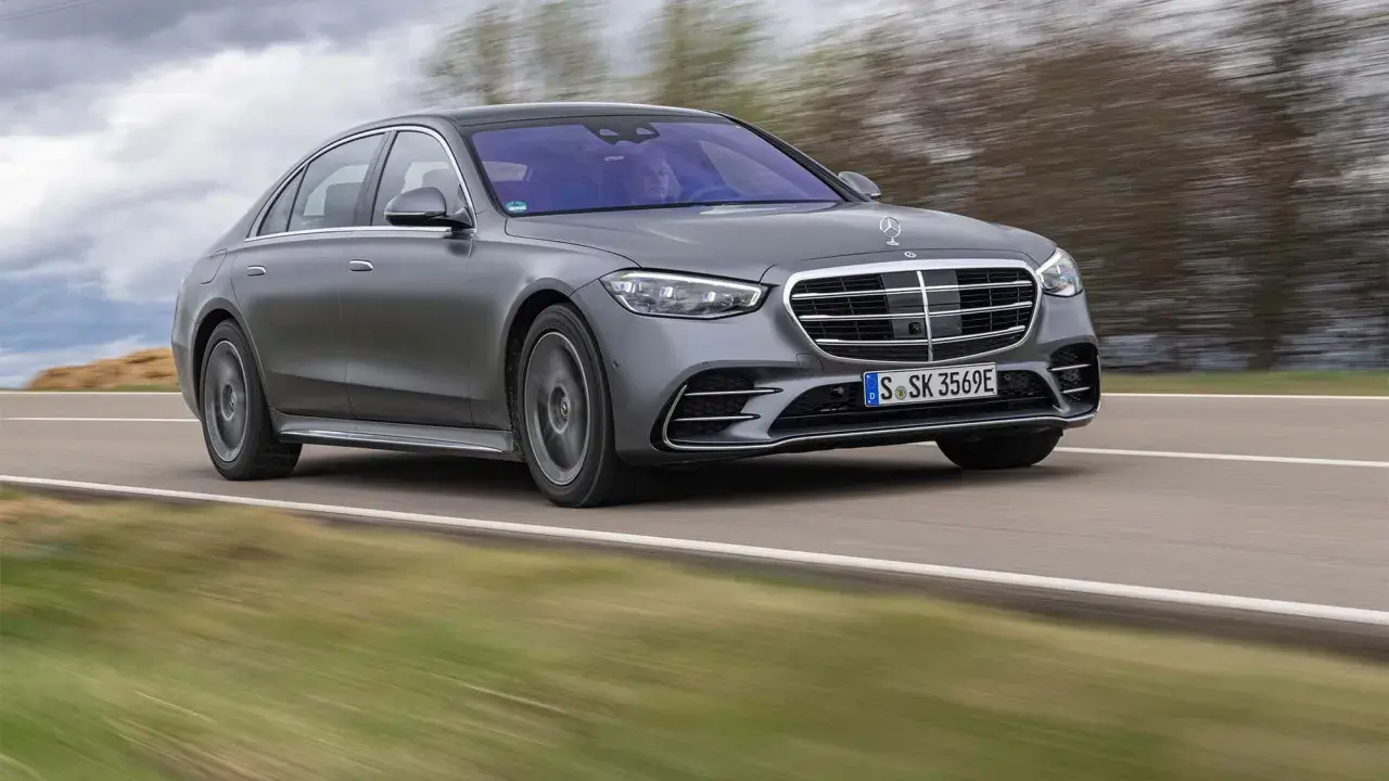 Grauer Mercedes fährt auf der Straße. Selbst bei möglichen Mercedes 4MATIC Problemen bietet er Fahrkomfort.