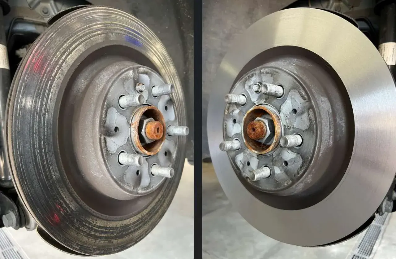 Vorher/Nachher: Abgenutzte Bremsscheibe mit Rillen und Rost, daneben eine neue, glatte Bremsscheibe. Der Grat an der alten Bremsscheibe ist deutlich sichtbar.