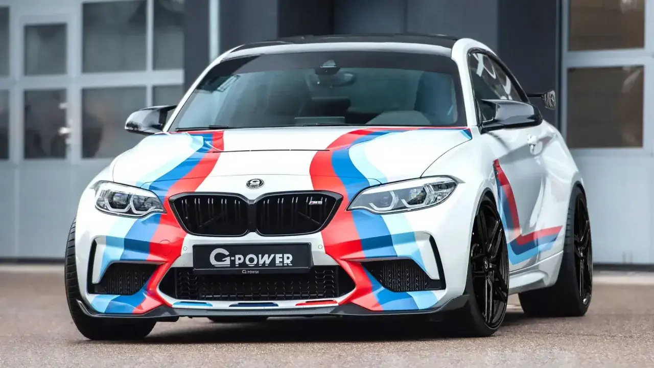 Weißer BMW M2 Competition mit G-Power Tuning und den klassischen M-Streifen.