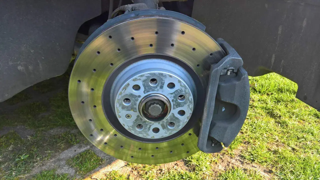 Ein gelochter Bremsscheiben-Power-Disc mit Bremssattel, bereit für die nächste Fahrt.